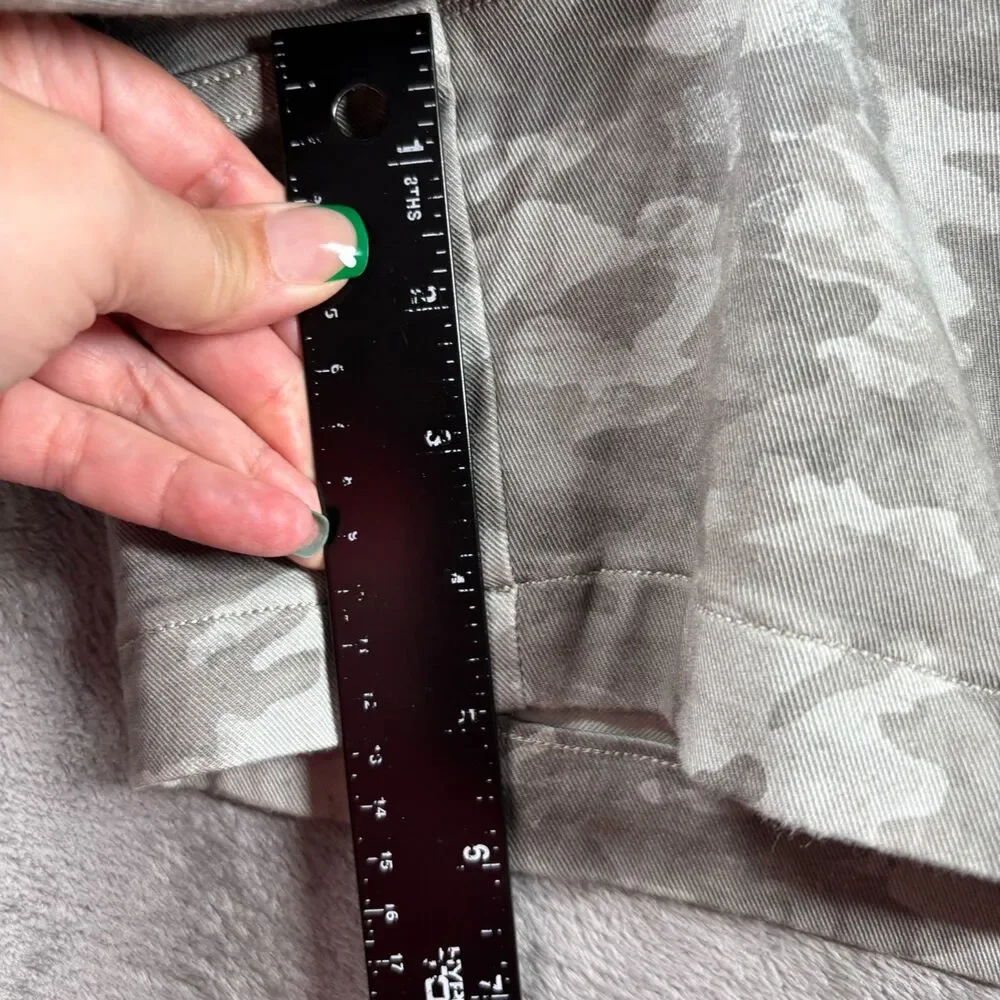 Spanx Stone Wash Camo Pull On Stretch Twill Shorts Shaping Greens Size XL I178